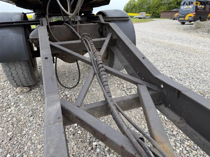 Straw wagon with hydraulic bale securing 31