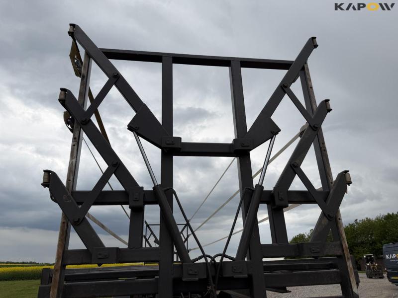 Straw wagon with hydraulic bale securing 33