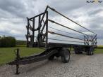 Straw wagon with hydraulic bale securing 1