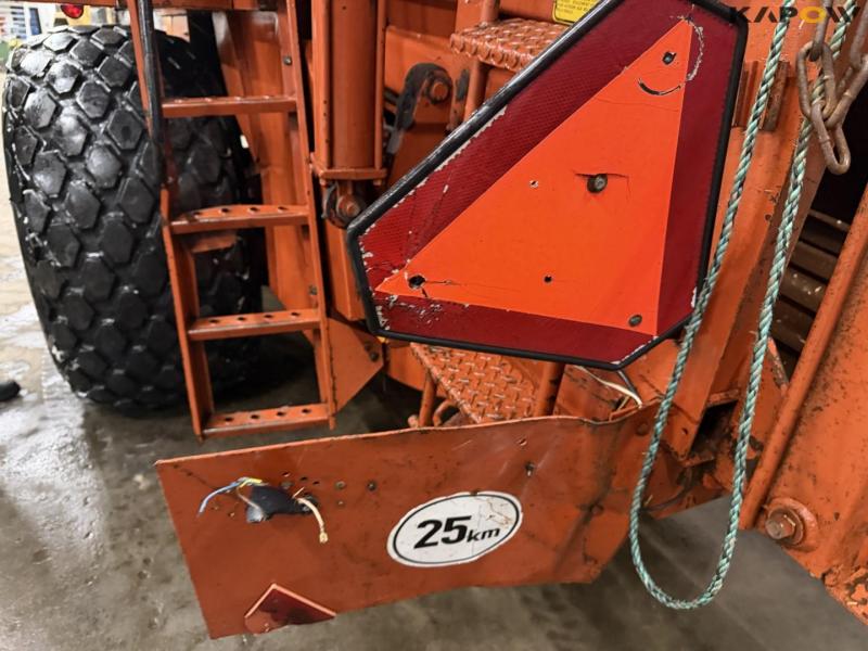 Hesston 4900 big baler 19