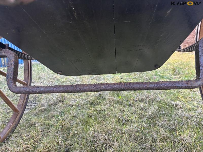 Horse-drawn carriage jumper 21