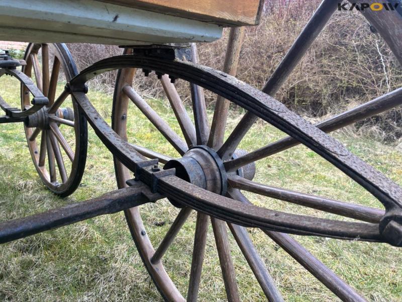 Horse-drawn carriage 14