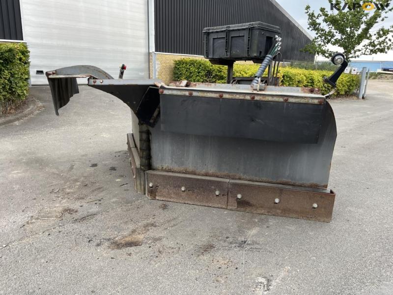 Hi Holms PV-3.2 pointed snow plow 1