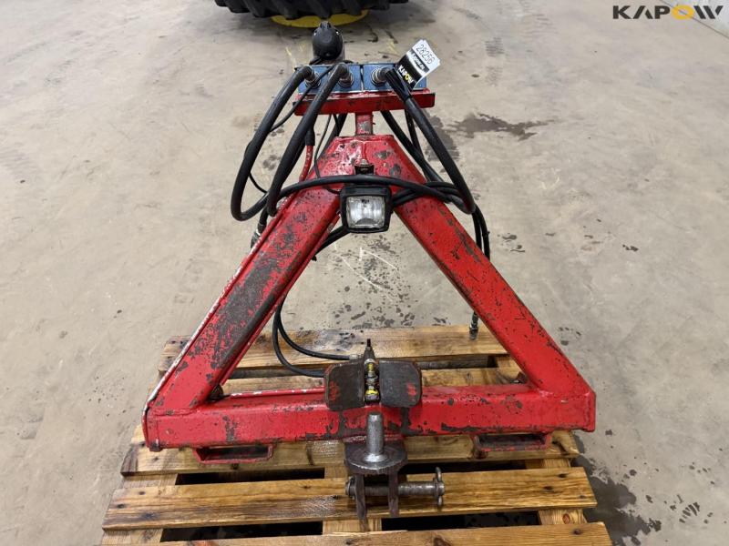 Three-point hitch 8