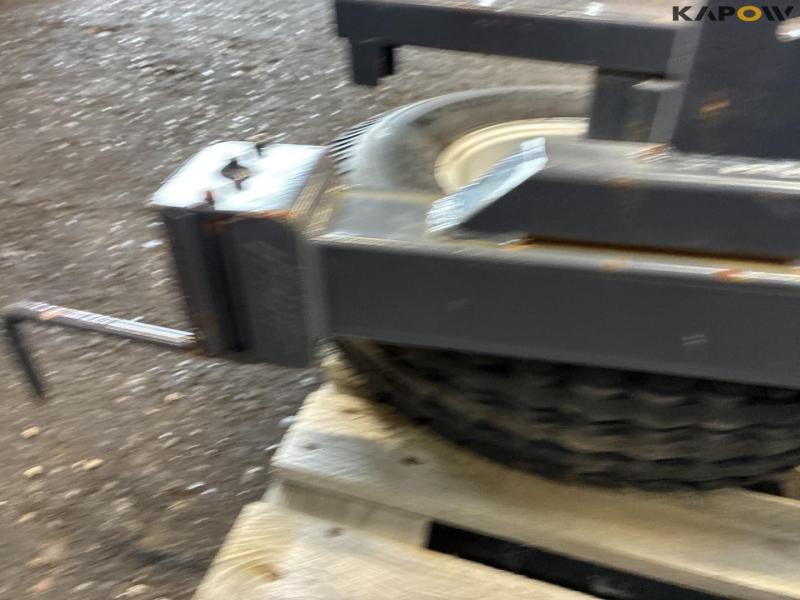 Wheels with hub and support legs 21