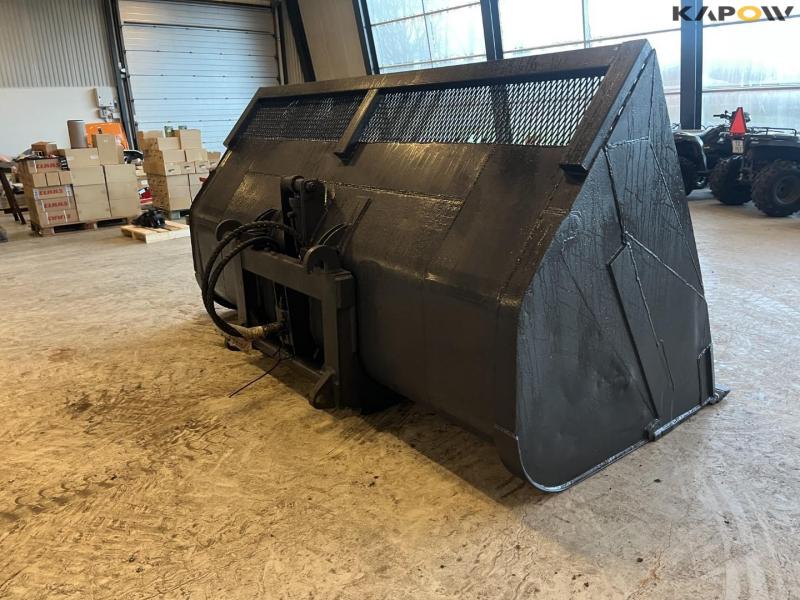High-tip bucket with Volvo hitch 5