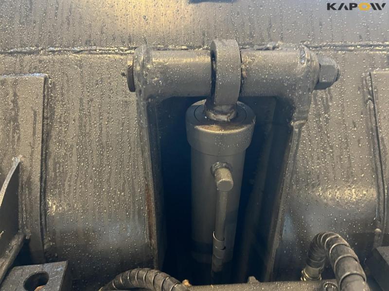 High-tip bucket with Volvo hitch 13