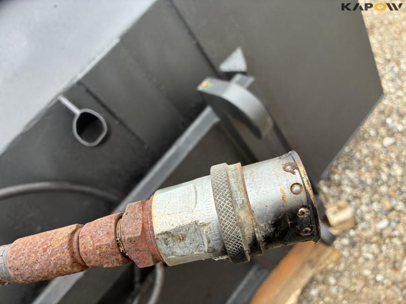 High-tip bucket with Volvo hitch 9
