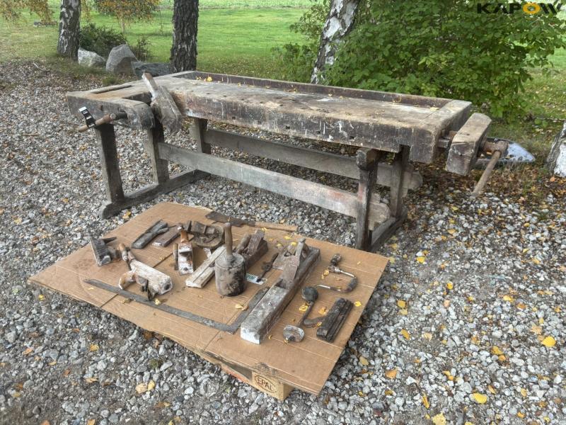Planing bench with tools 1