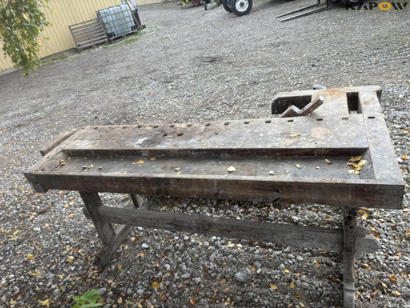 Planing bench with tools 6