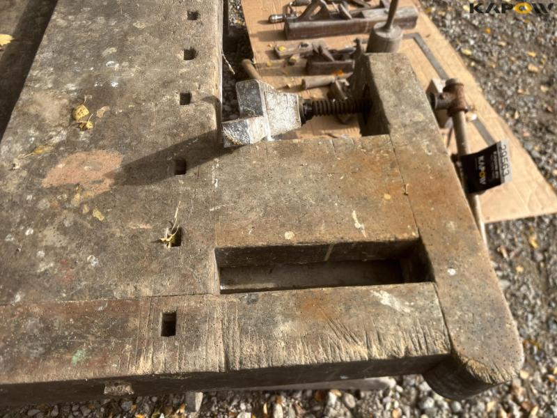 Planing bench with tools 18