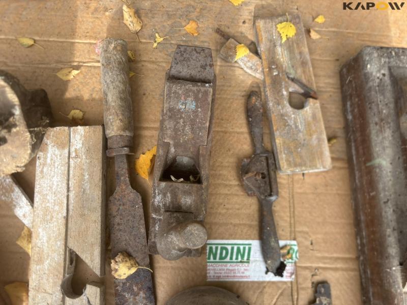 Planing bench with tools 27