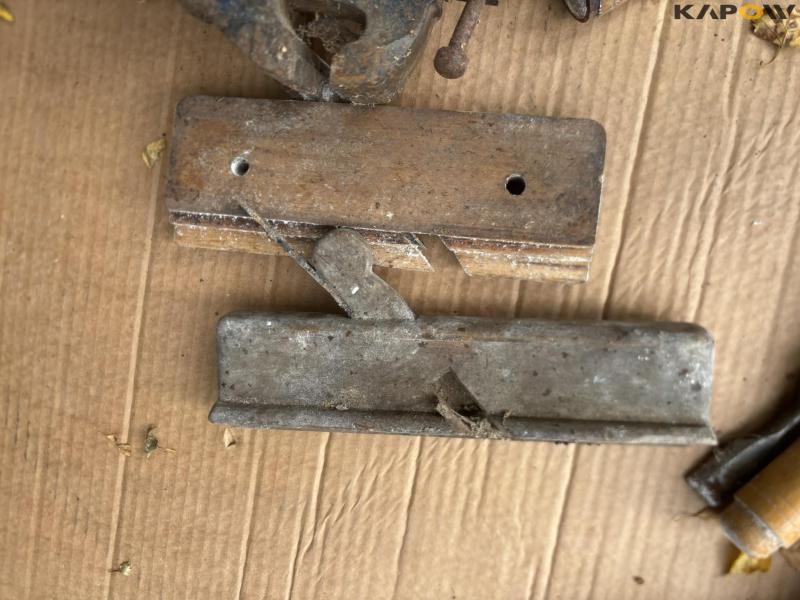 Planing bench with tools 32