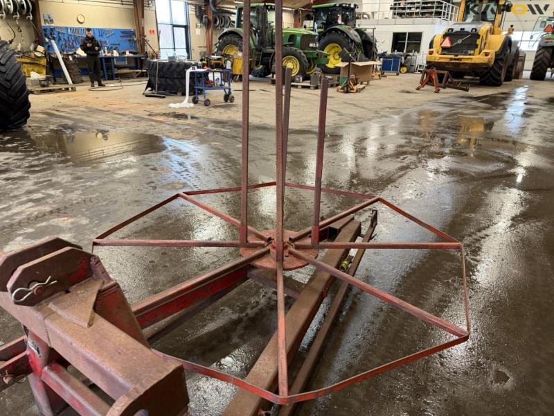 Drain hose holder with three-point connection 12