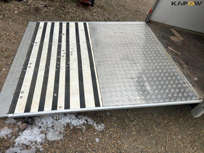 Humbaur closed trailer with workshop equipment 25