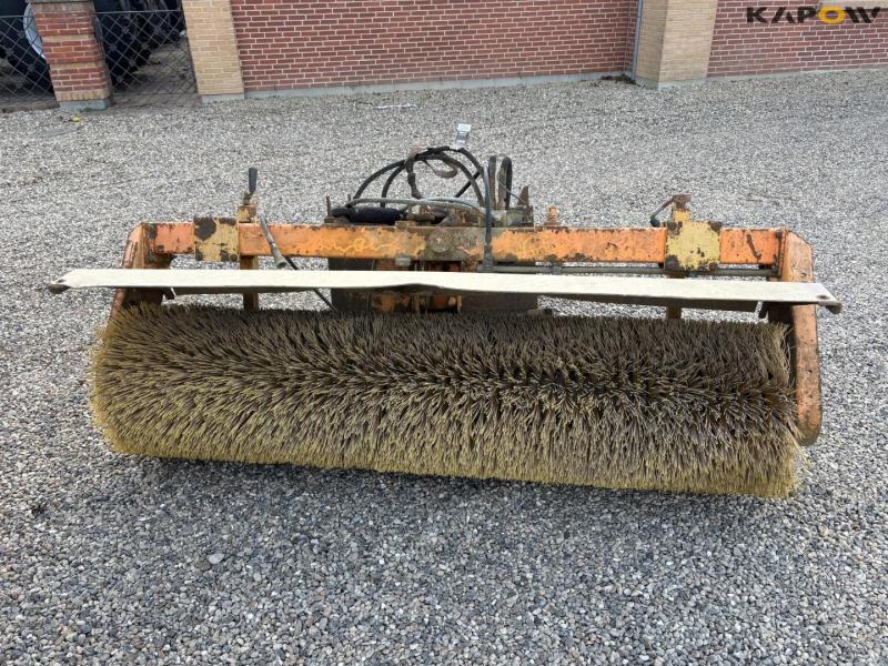 HWM sweeper with hydraulic side shift 2