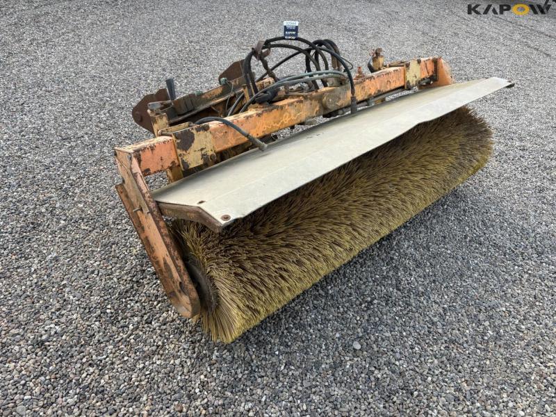 HWM sweeper with hydraulic side shift 3