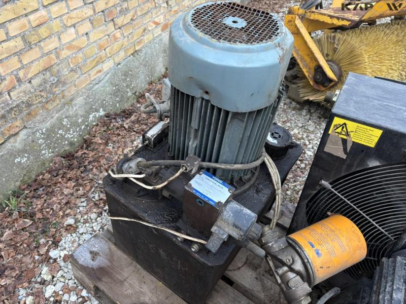 Hydraulic station 15