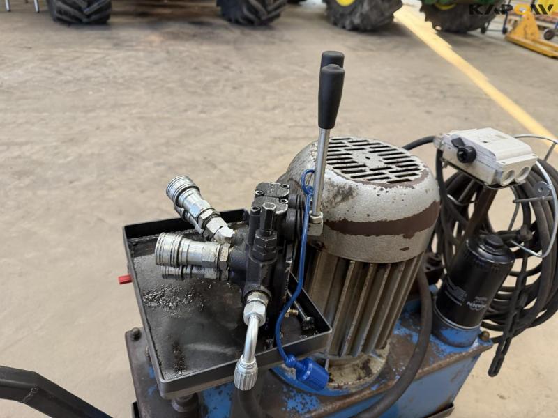 Hydraulic station 15