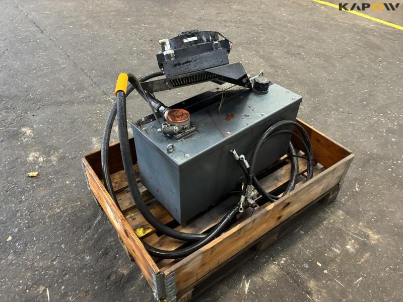 Hydraulic tank with cooler 5