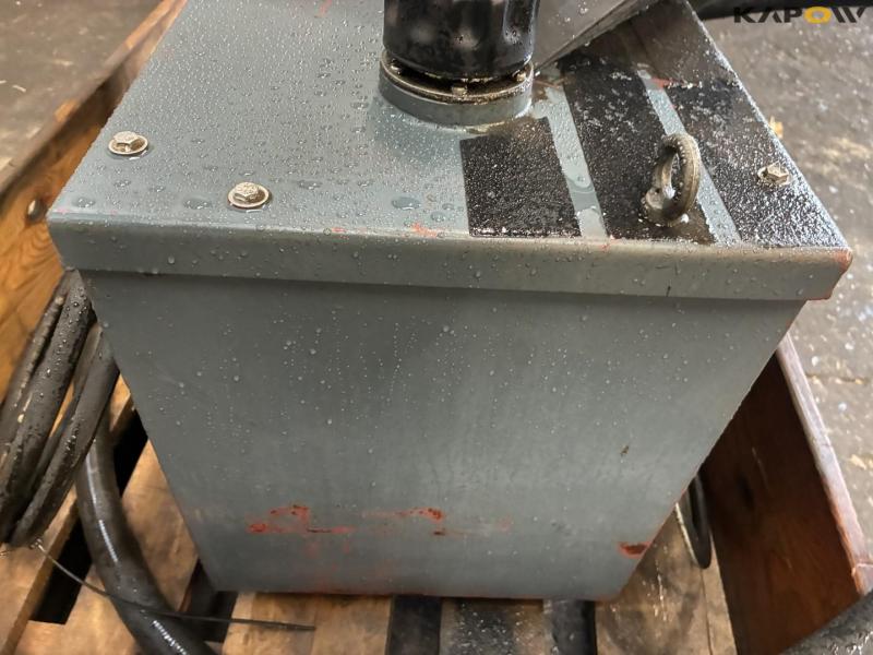 Hydraulic tank with cooler 20