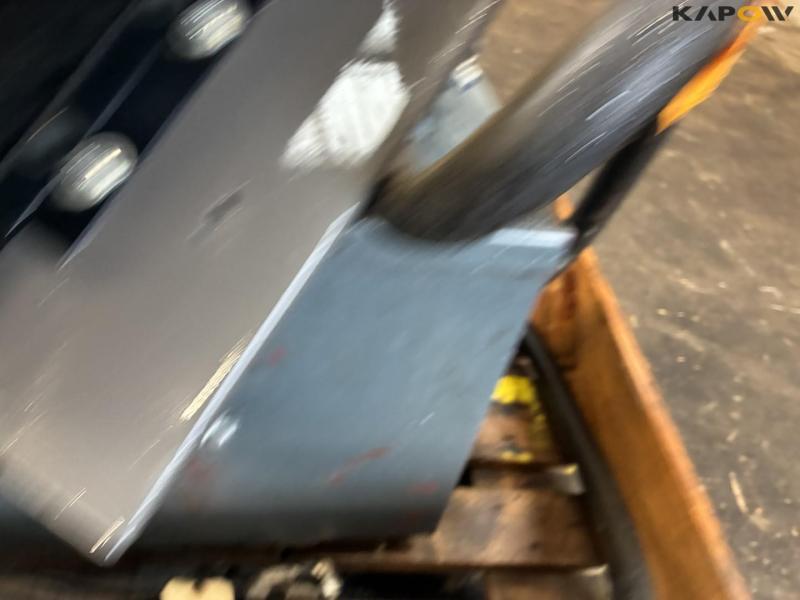 Hydraulic tank with cooler 28