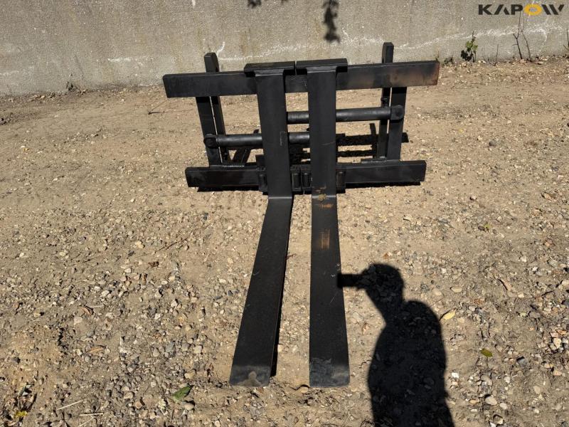 Hydraulic pallet forks with Volvo hitch 2