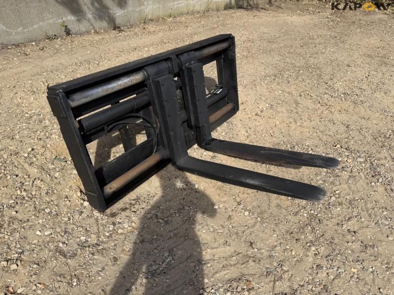 Hydraulic pallet forks with Volvo hitch 3