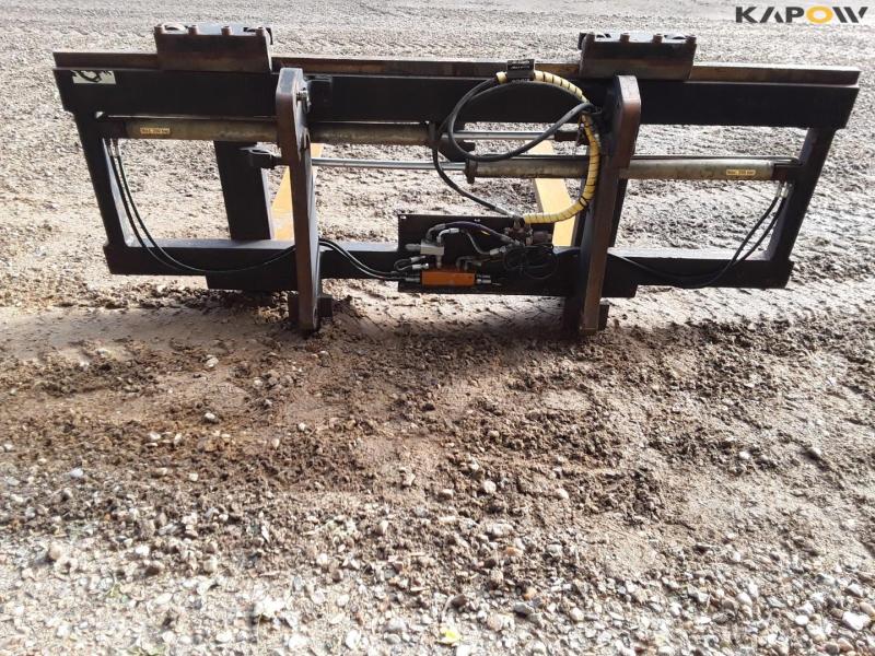 Hydraulic pallet forks with Volvo hitch 6