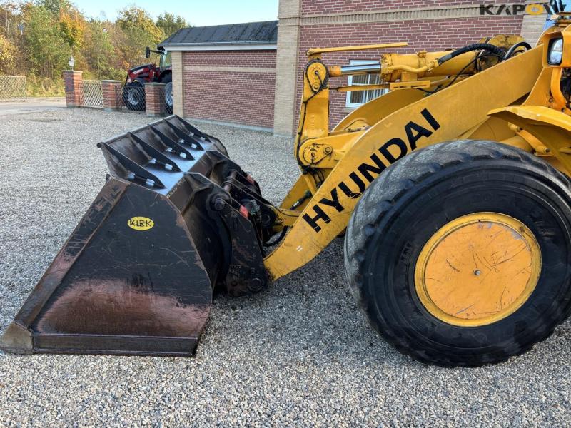 Hyundai HL757-7A wheel loader 9