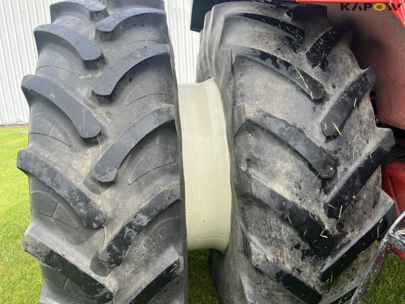 IH 1255 tractor with twin wheels 27