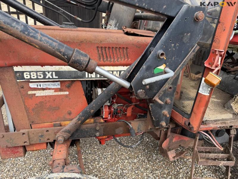 IH 685 XL tractor with front loader 10