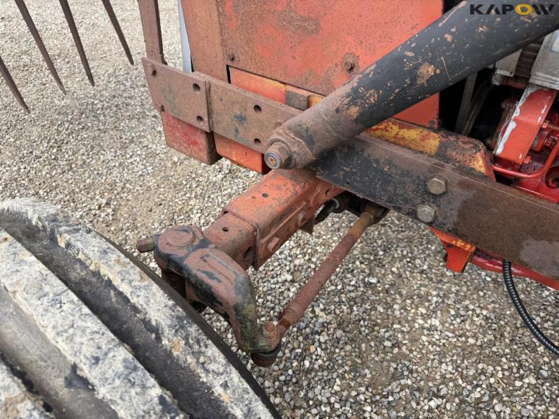 IH 685 XL tractor with front loader 12