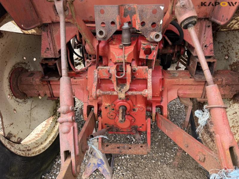 IH 685 XL tractor with front loader 25