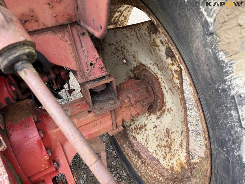 IH 685 XL tractor with front loader 26