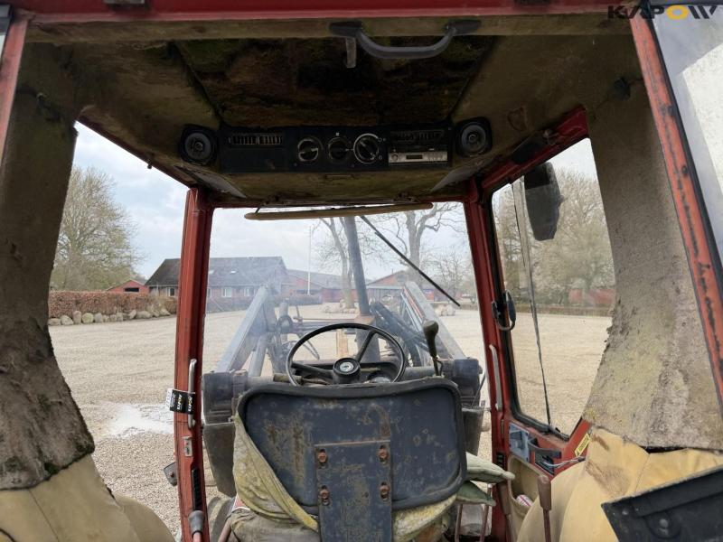 IH 685 XL tractor with front loader 29