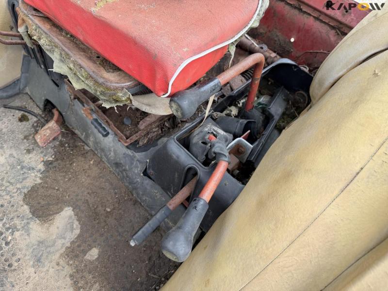 IH 685 XL tractor with front loader 33