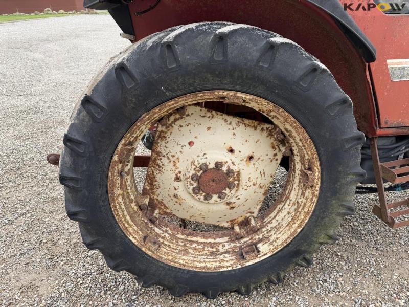 IH 685 XL tractor with front loader 52