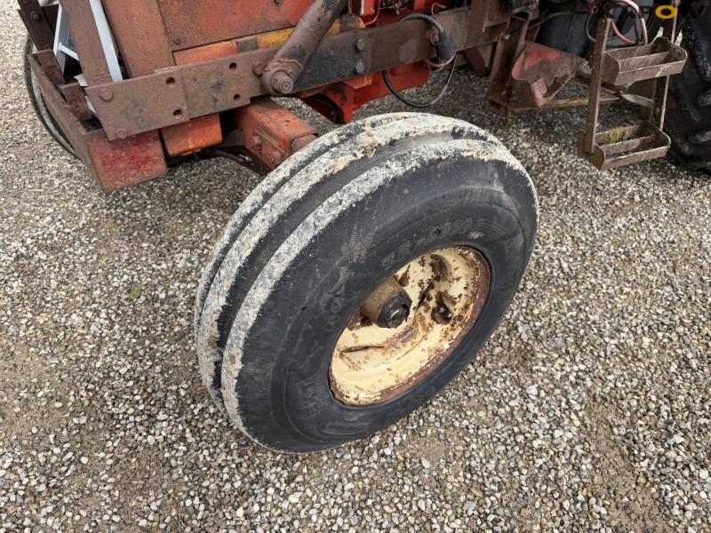 IH 685 XL tractor with front loader 56
