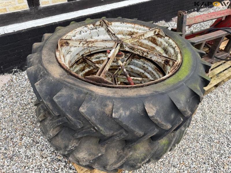 IH 685 XL tractor with front loader 70