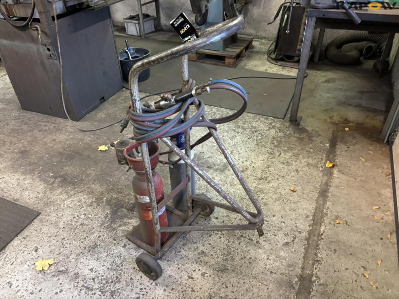 Oxygen and gas set with bottles 4