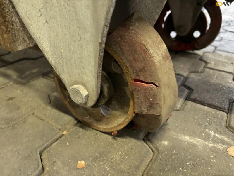 Industrial vacuum cleaner 28