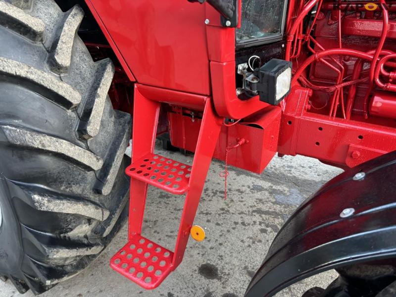 International Harvester 886 tractor 16