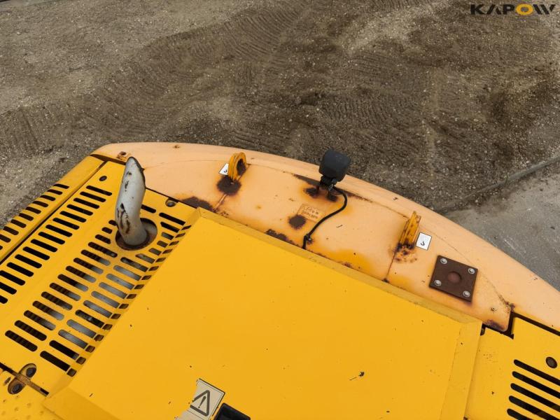 JCB JS220LC excavator 31