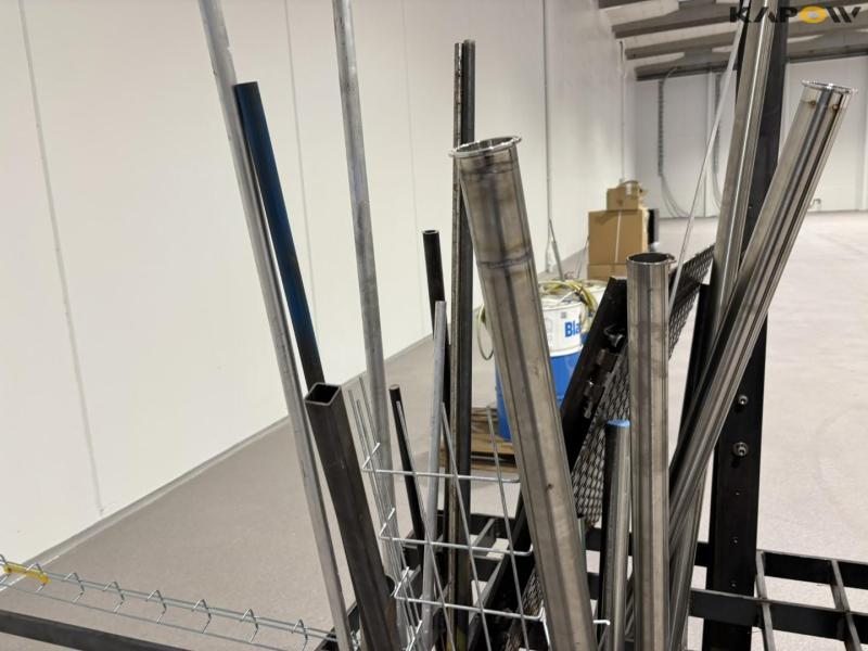 Iron holder with contents 18