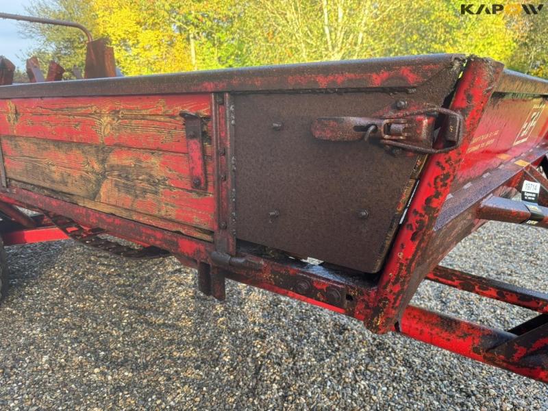 JF dump trailer with manure spreader 18