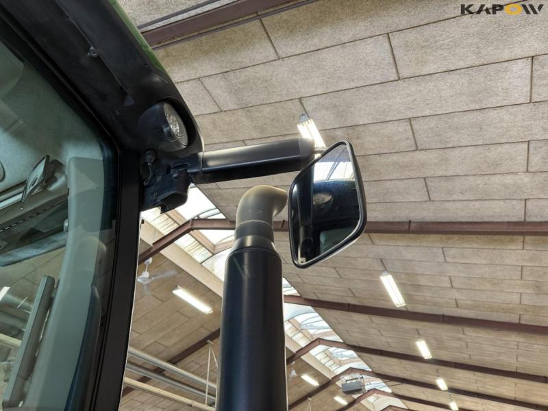 John Deere 8335R tractor 26