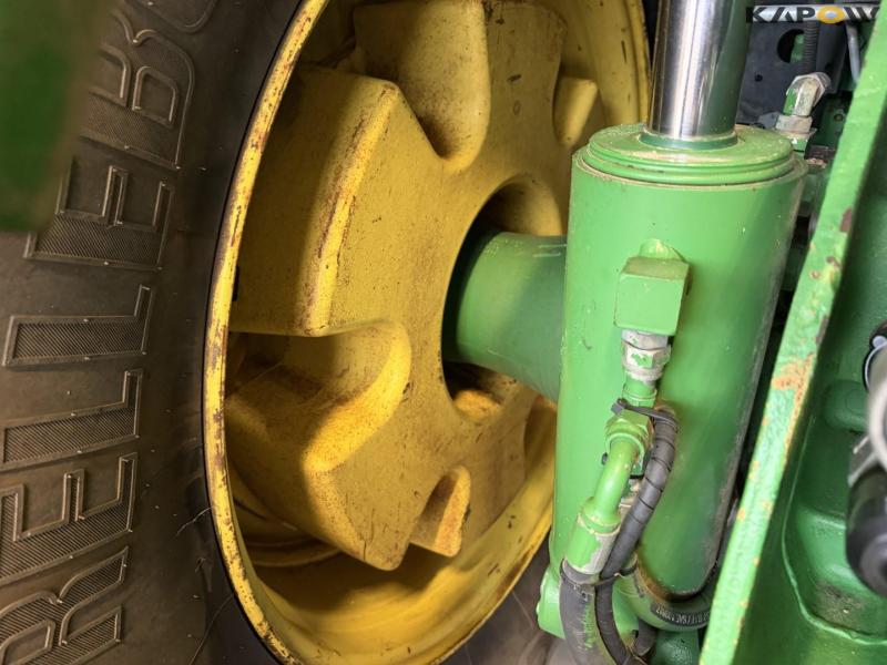 John Deere 8360R tractor 41