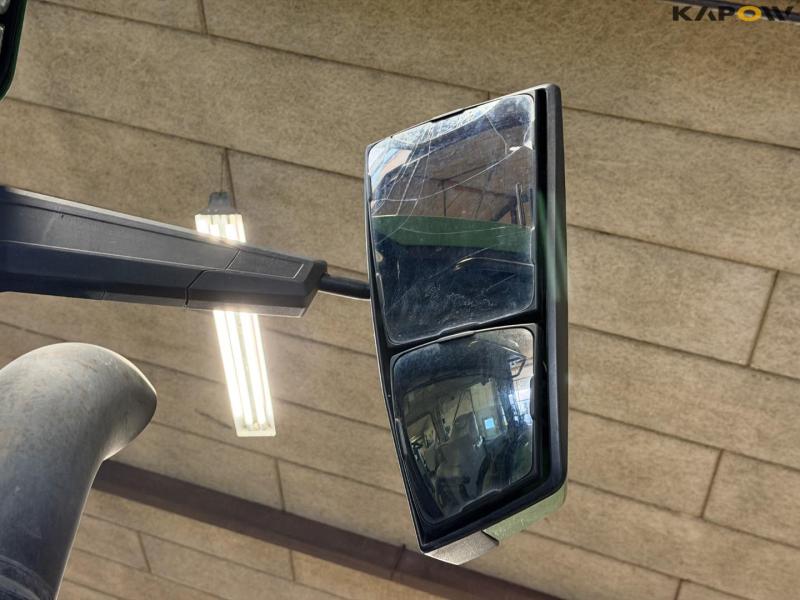 John Deere 8R 370 tractor 29