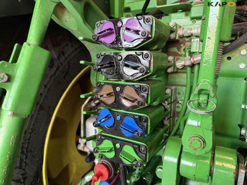 John Deere 8R 370 tractor 40